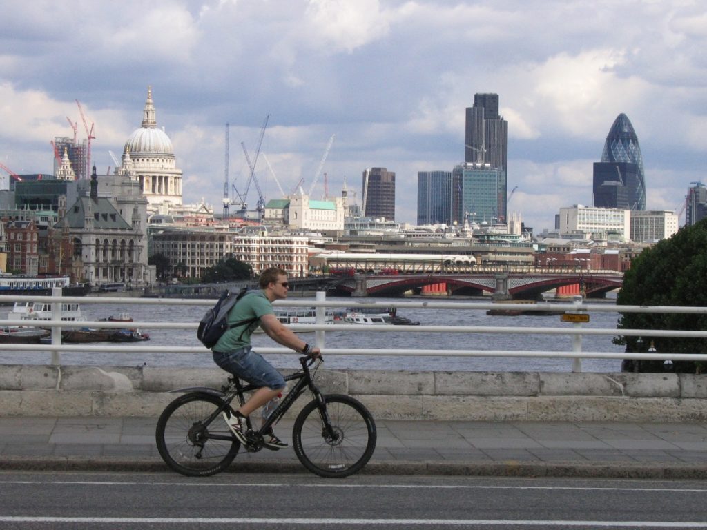 cycling along the Thames in central London 1024x768 2